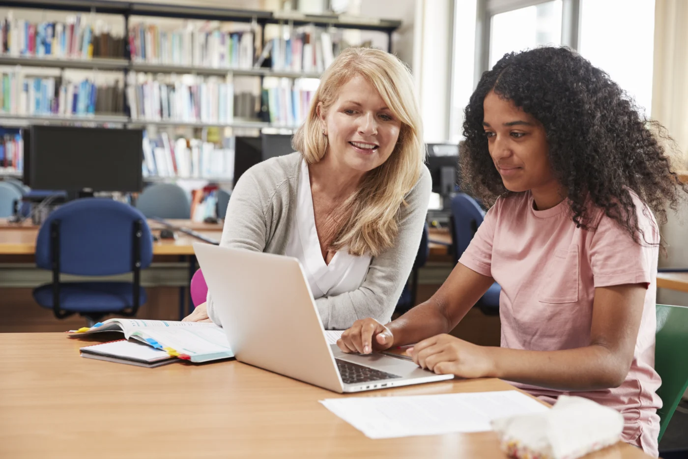 A mentor and a student in a one-to-one session